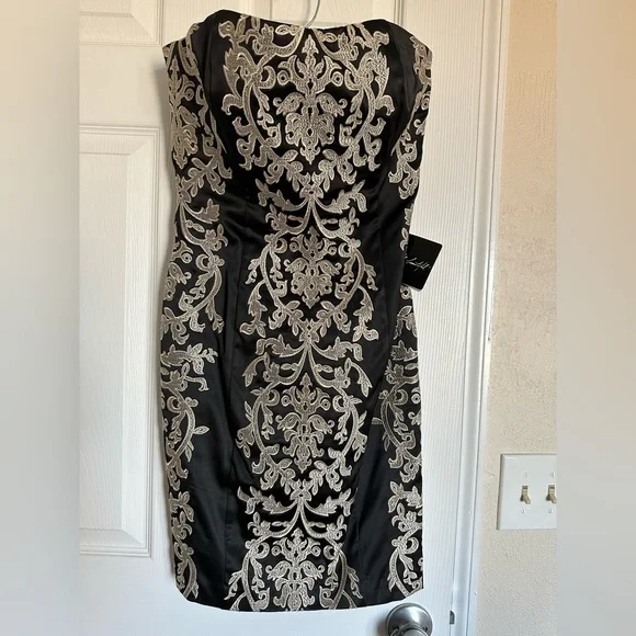 White House Black Market BRAND NEW strapless mini dress. Size 2, Black &  Gold